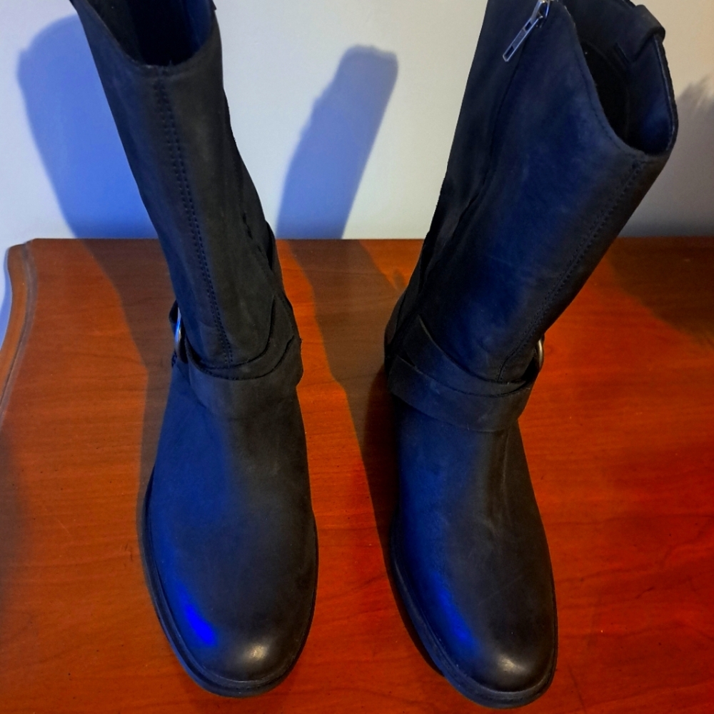 Women UGG waterproofed Leather boots. Size 11M